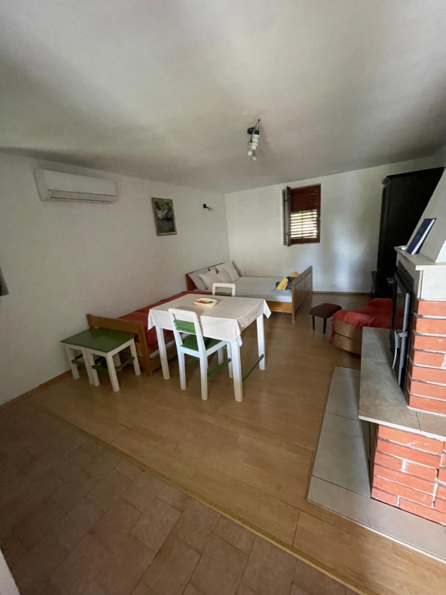Apartment Zola ゴルニ・カリン エクステリア 写真